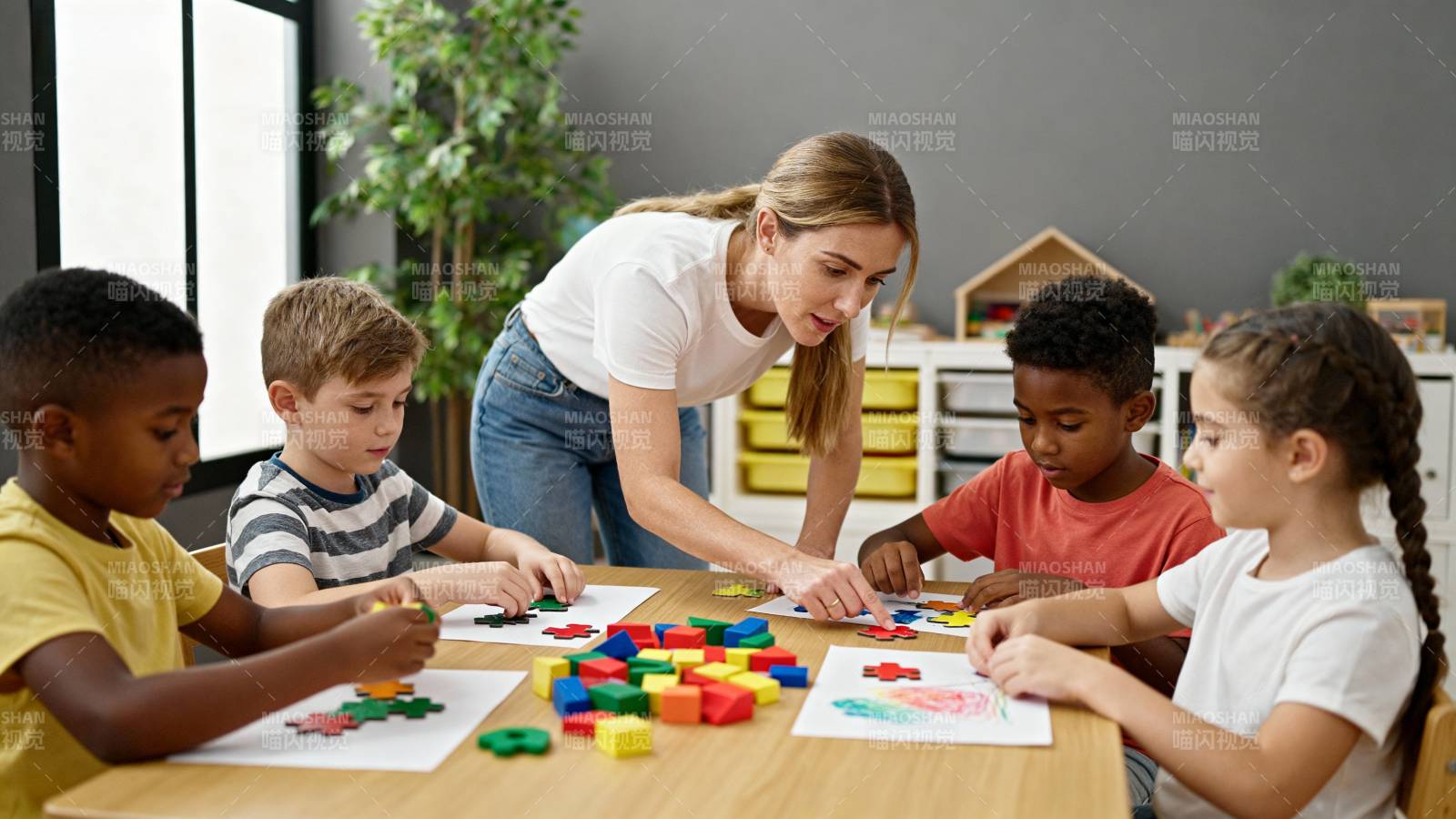 老师指导孩子拼图图片