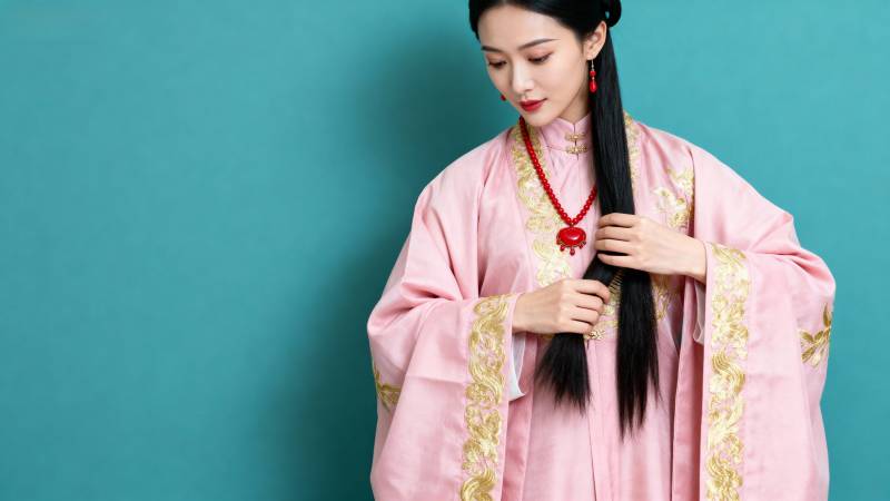 古装女子梳发图片