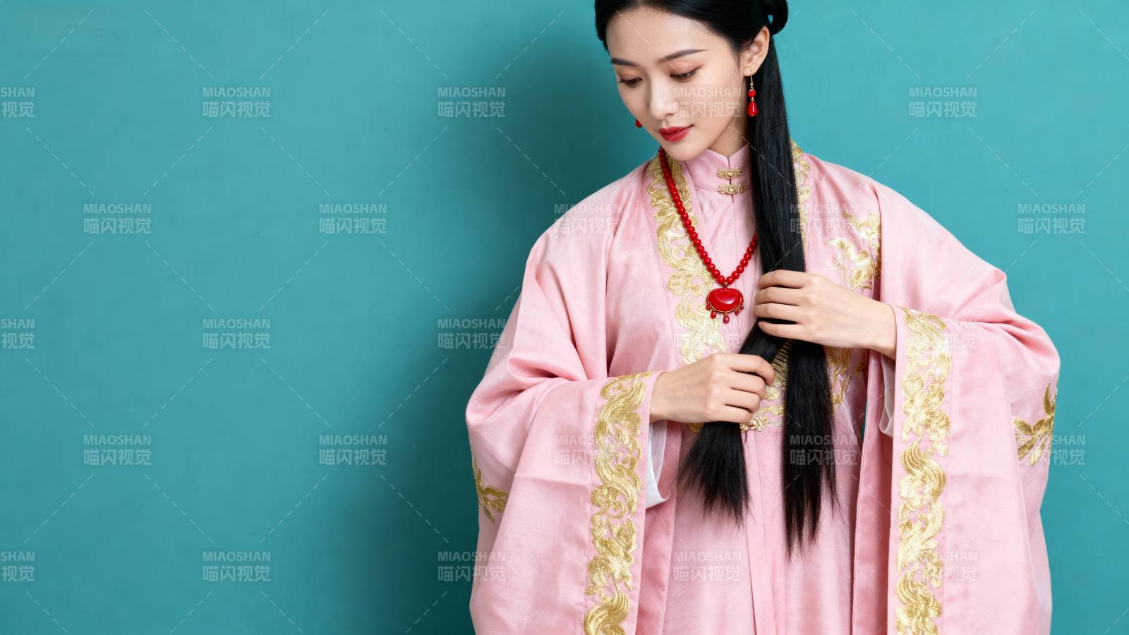 古装女子梳发图片