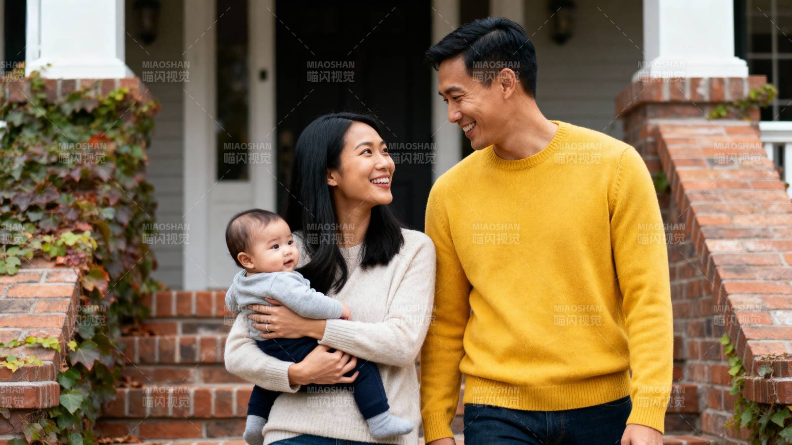 幸福一家三口门前合影图片