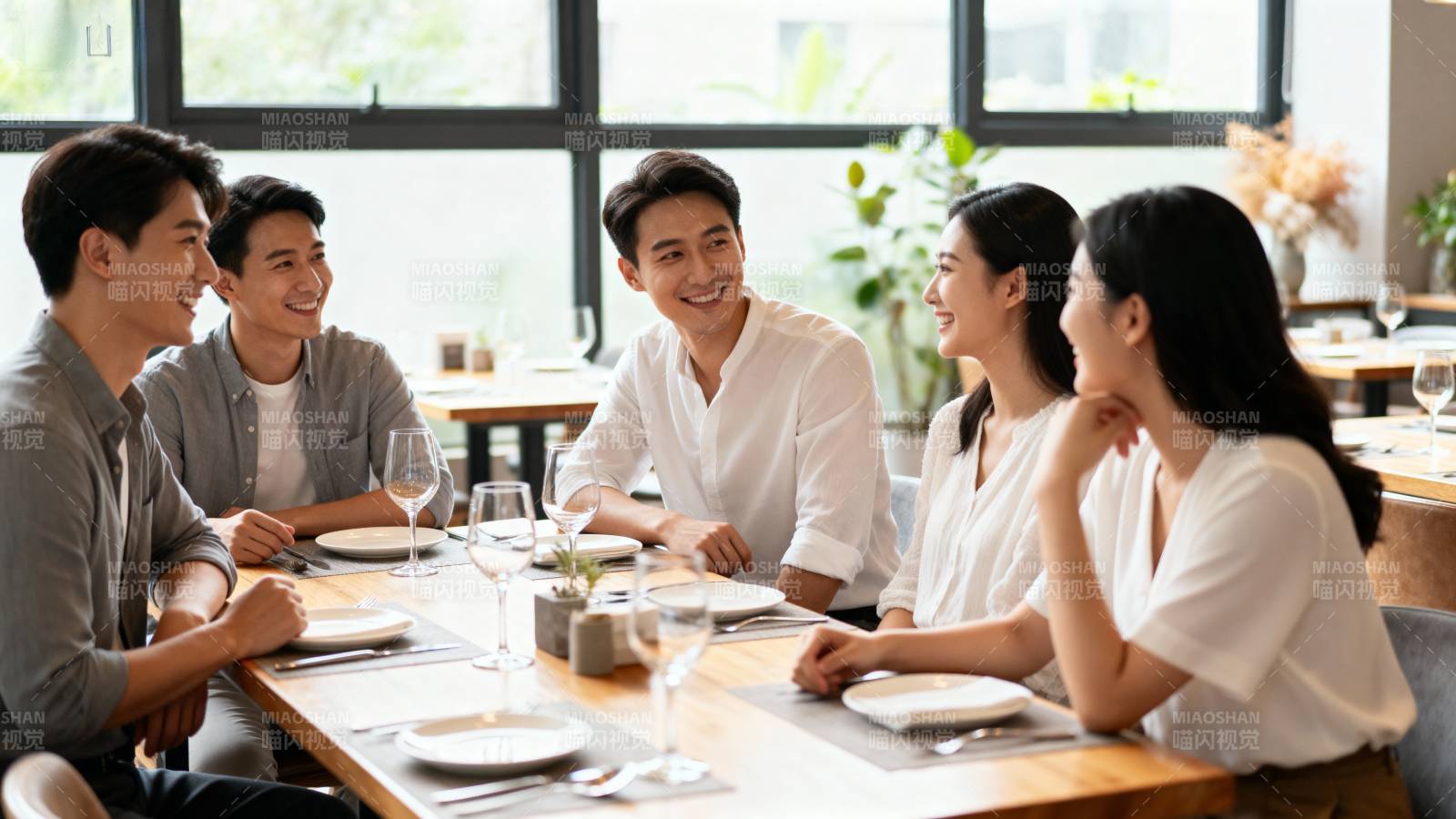 朋友聚餐欢笑时刻图片