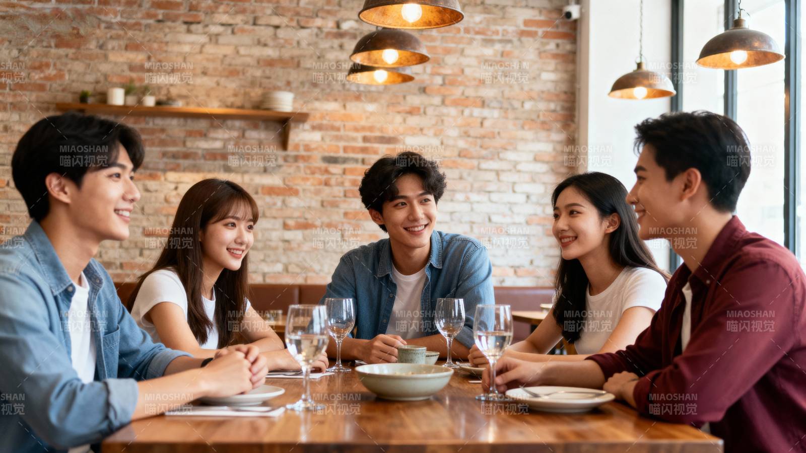 朋友聚餐欢笑时刻图片
