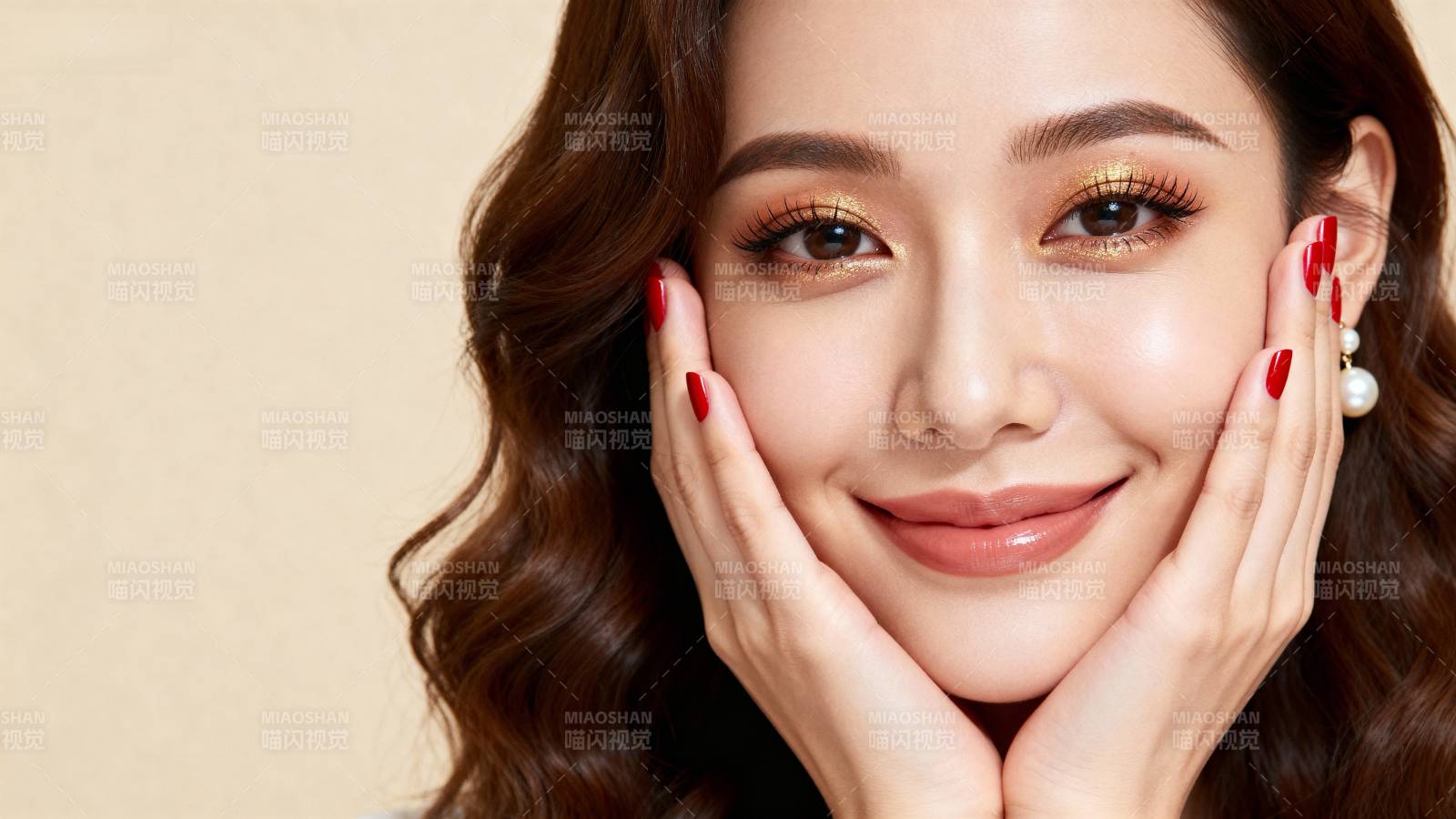 精致妆容 优雅微笑图片