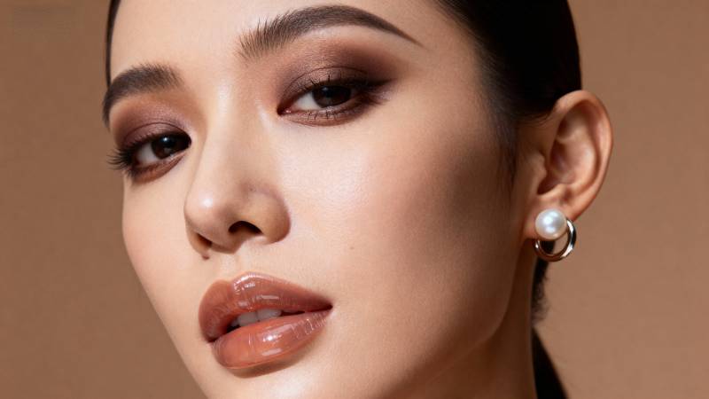 优雅妆容 珍珠耳环图片