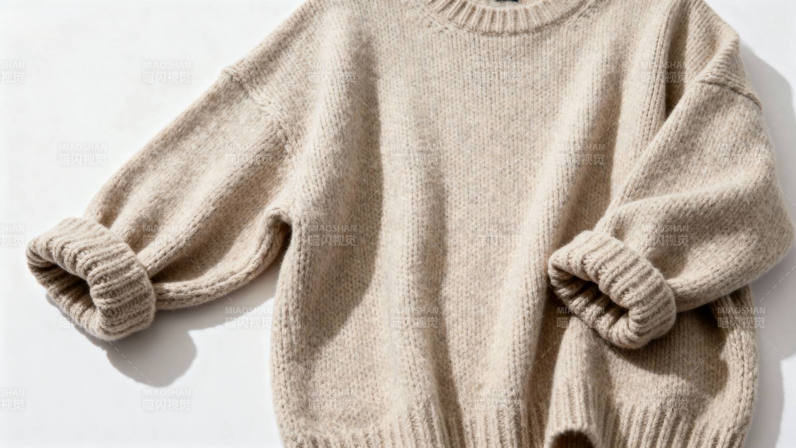 米色宽松毛衣图片