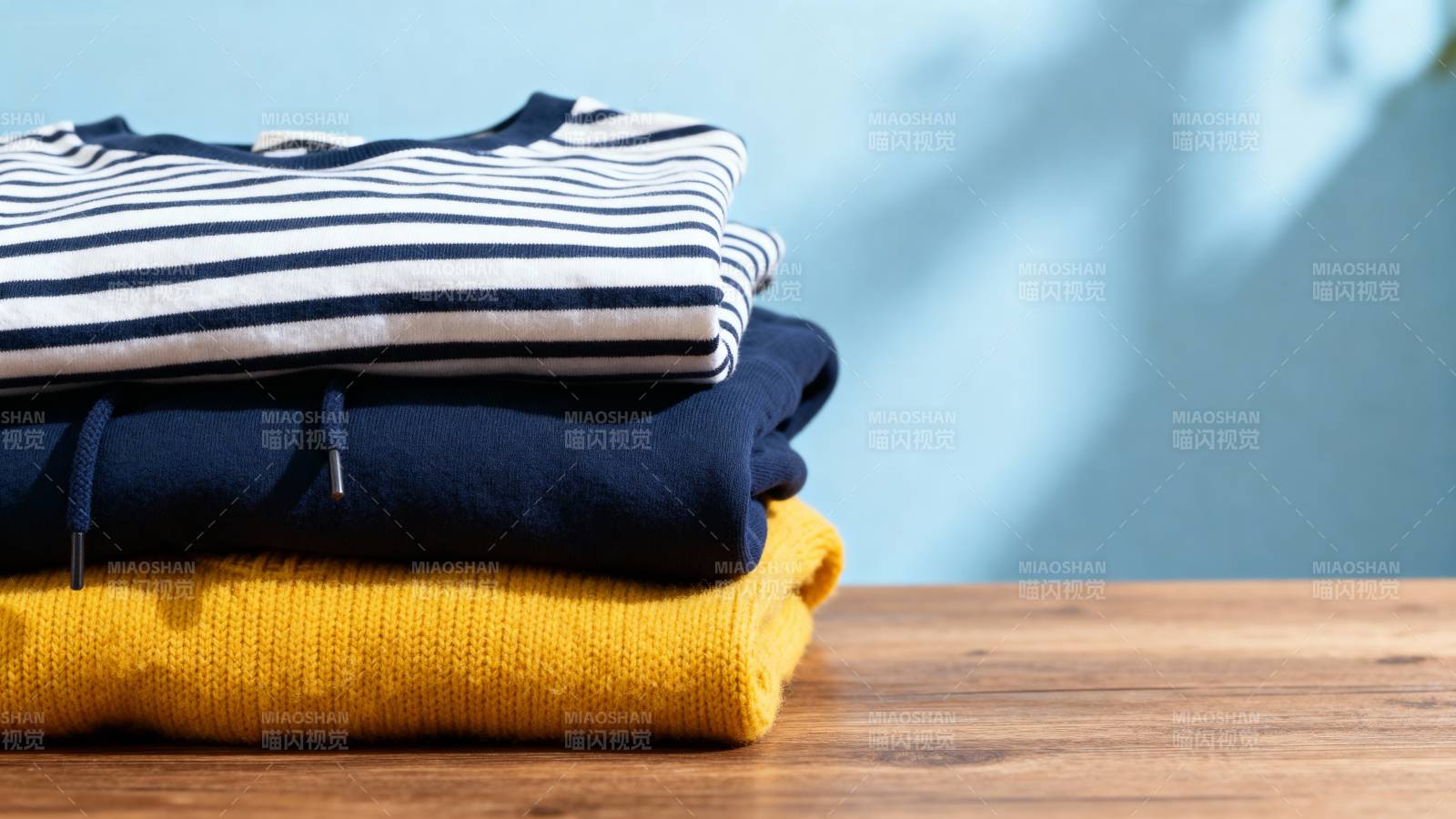 叠放的衣物图片