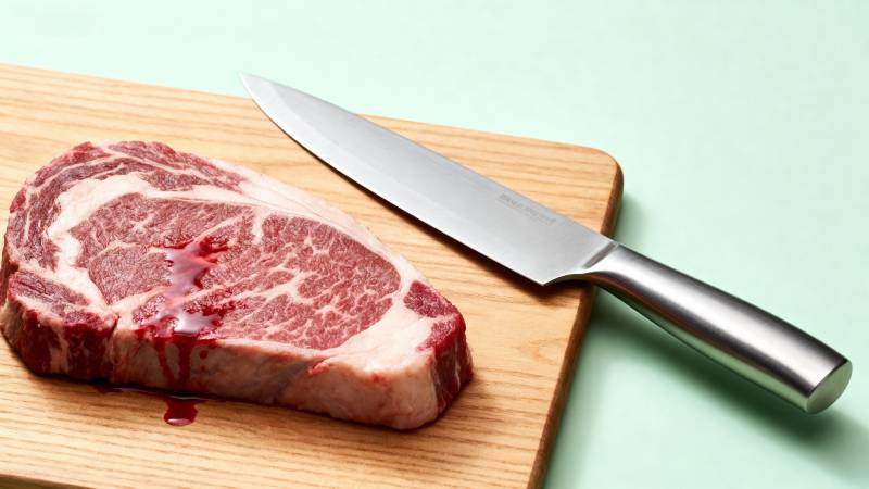 牛排与刀具静置砧板图片