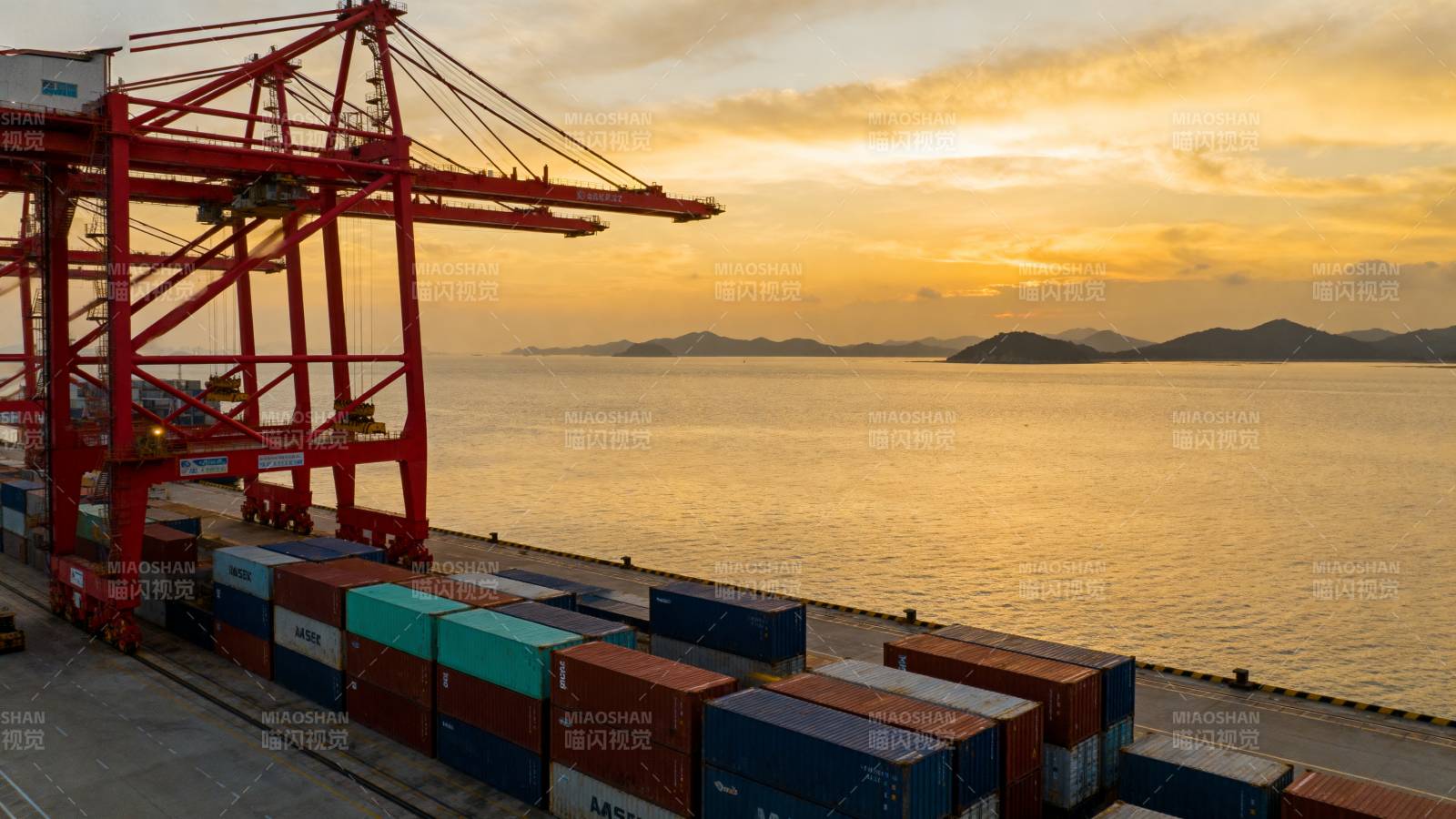 港口日落集装箱图片