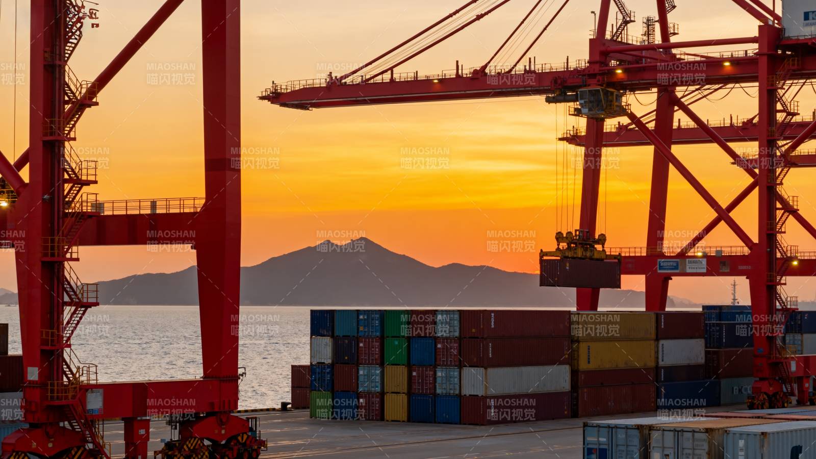 港口日落集装箱图片