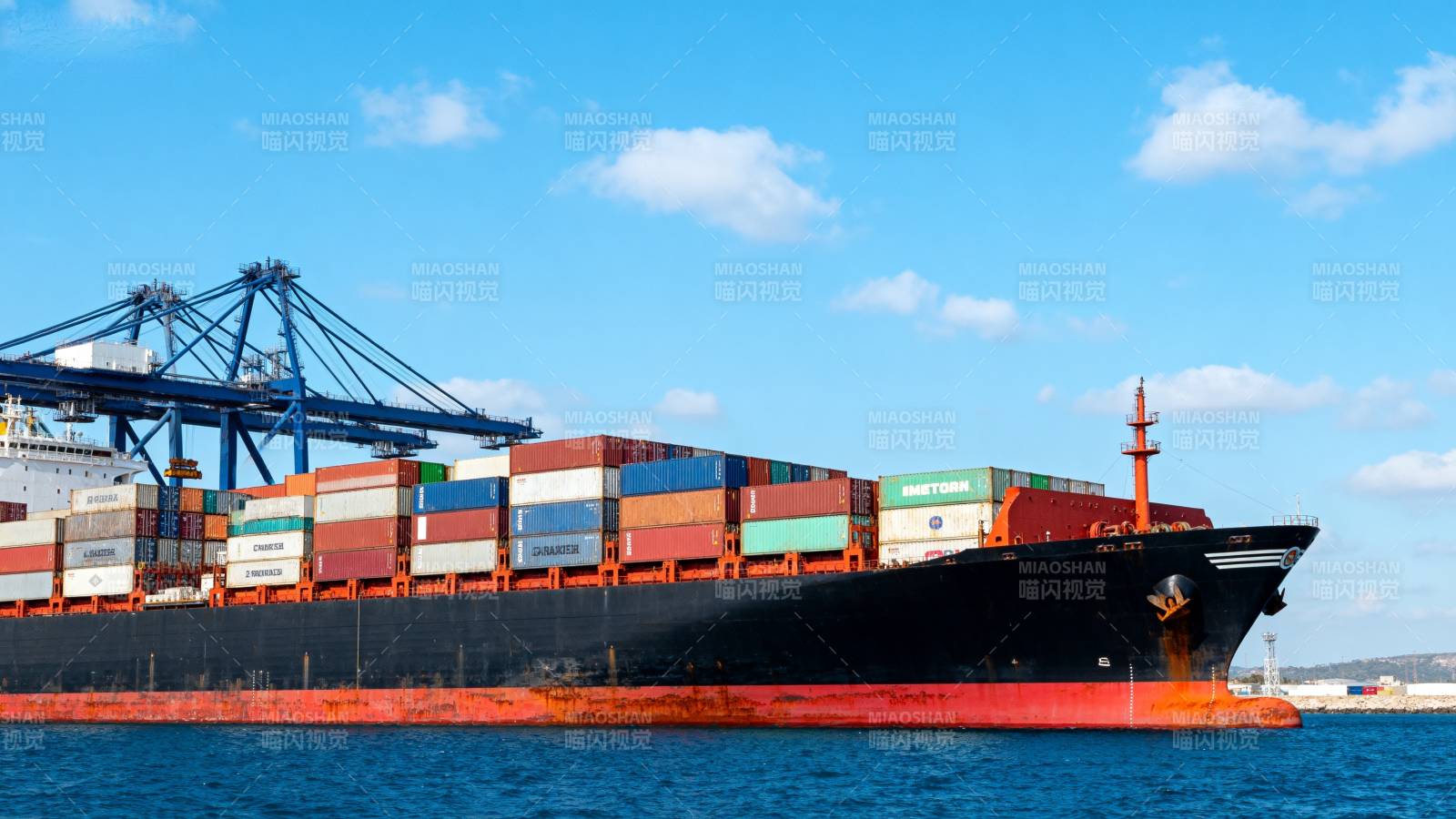 集装箱货轮停靠港口图片