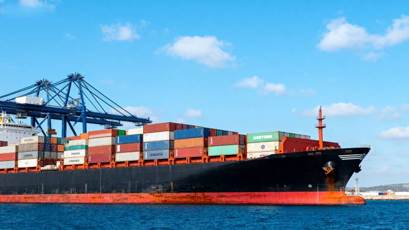 集装箱货轮停靠港口图片