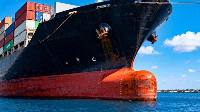 巨轮停泊港口图片