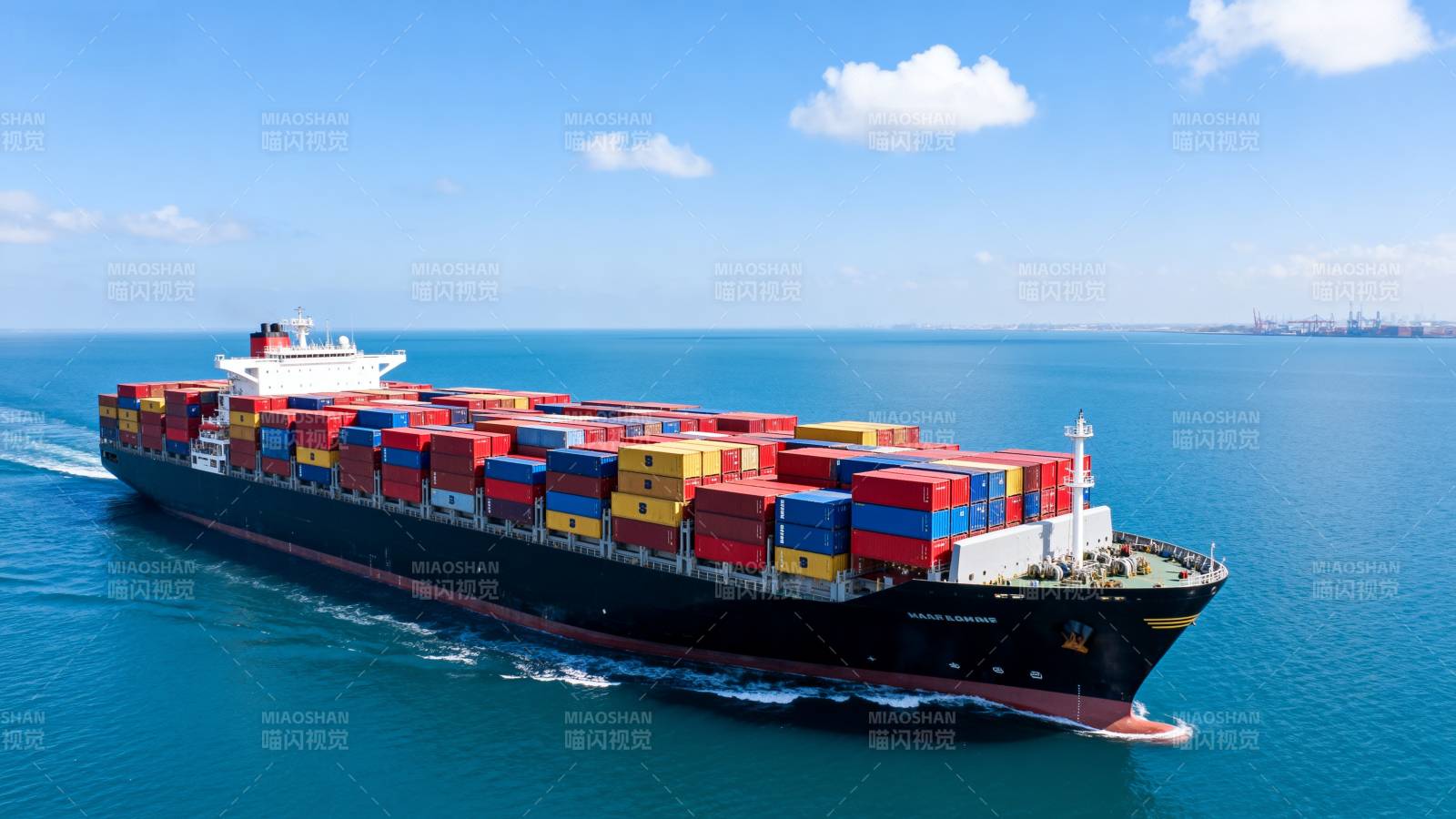 集装箱巨轮航行图片