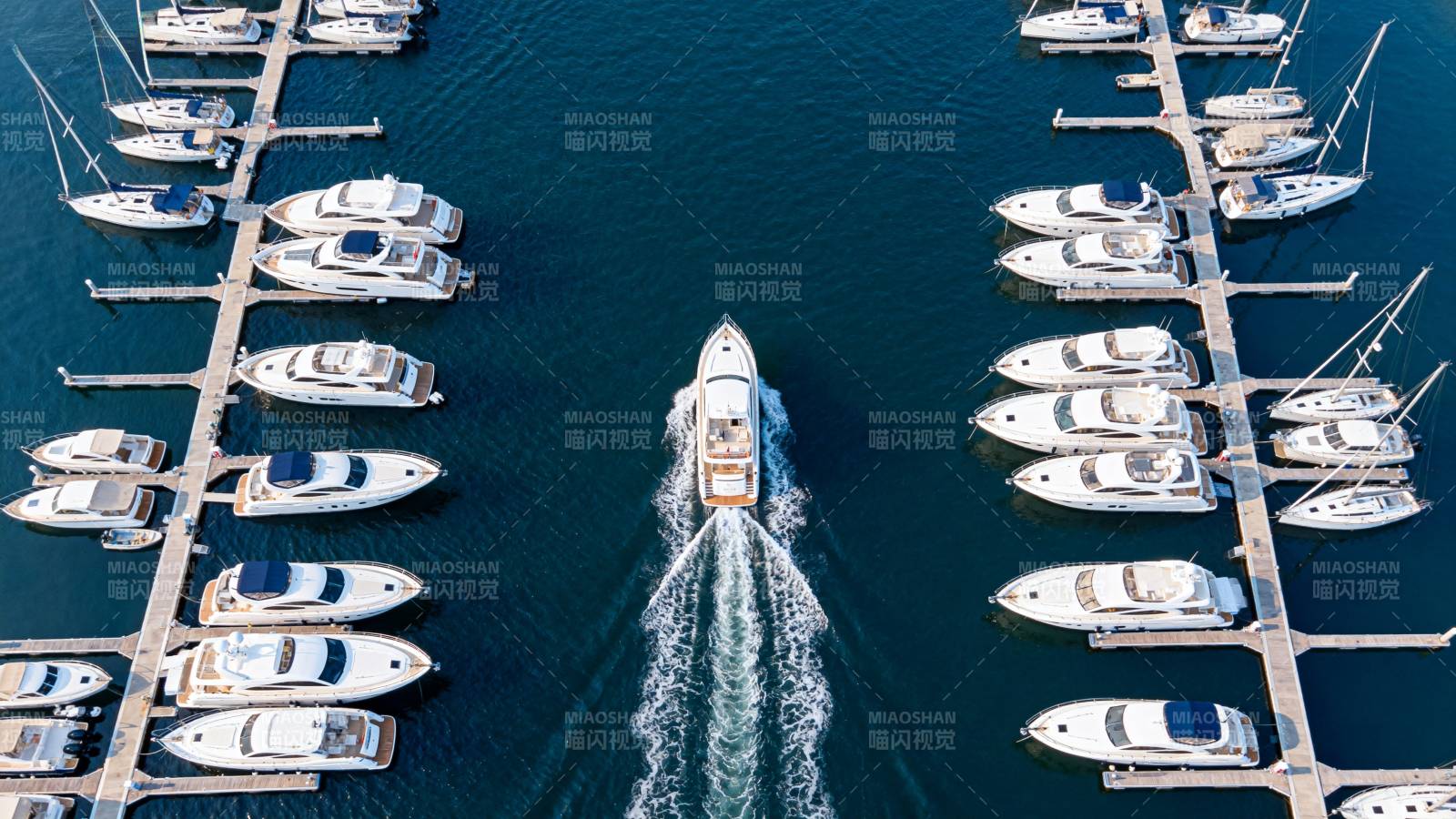 游艇码头航拍图片