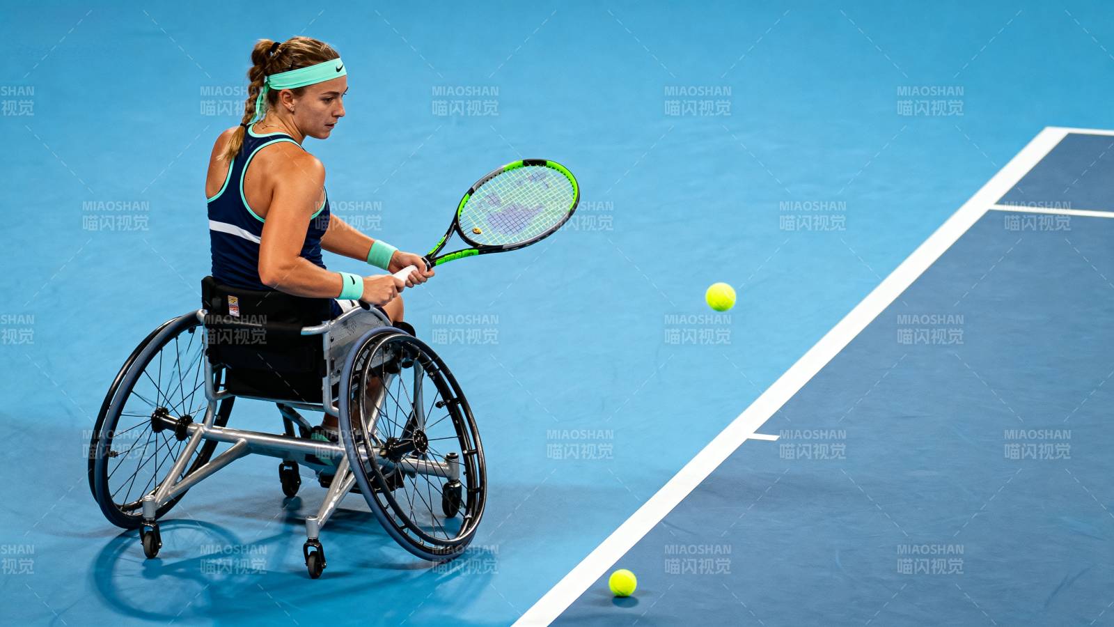 轮椅网球运动员挥拍图片