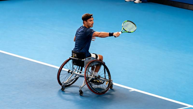 轮椅网球运动员挥拍图片