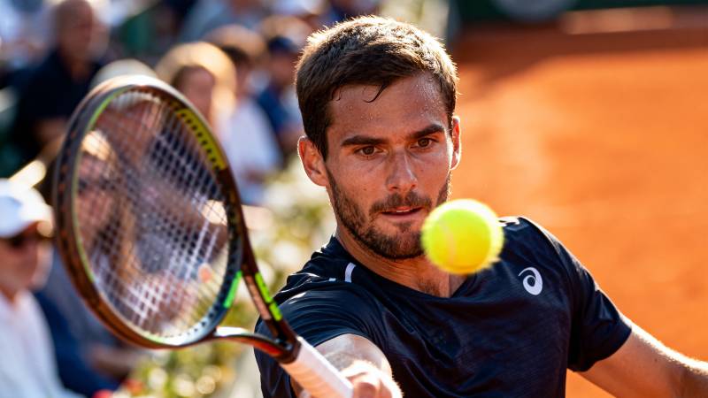 网球选手专注击球图片