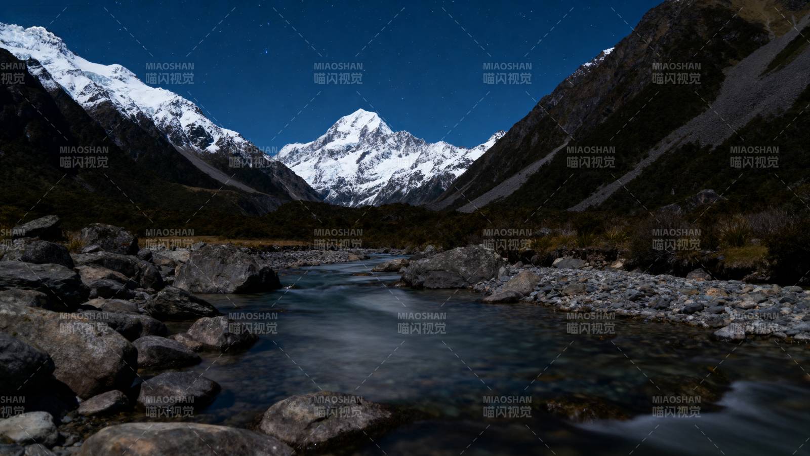 雪山夜景溪流图片