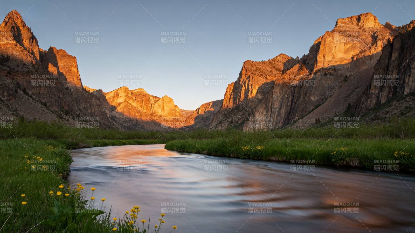 峡谷晨曦 溪流映山图片
