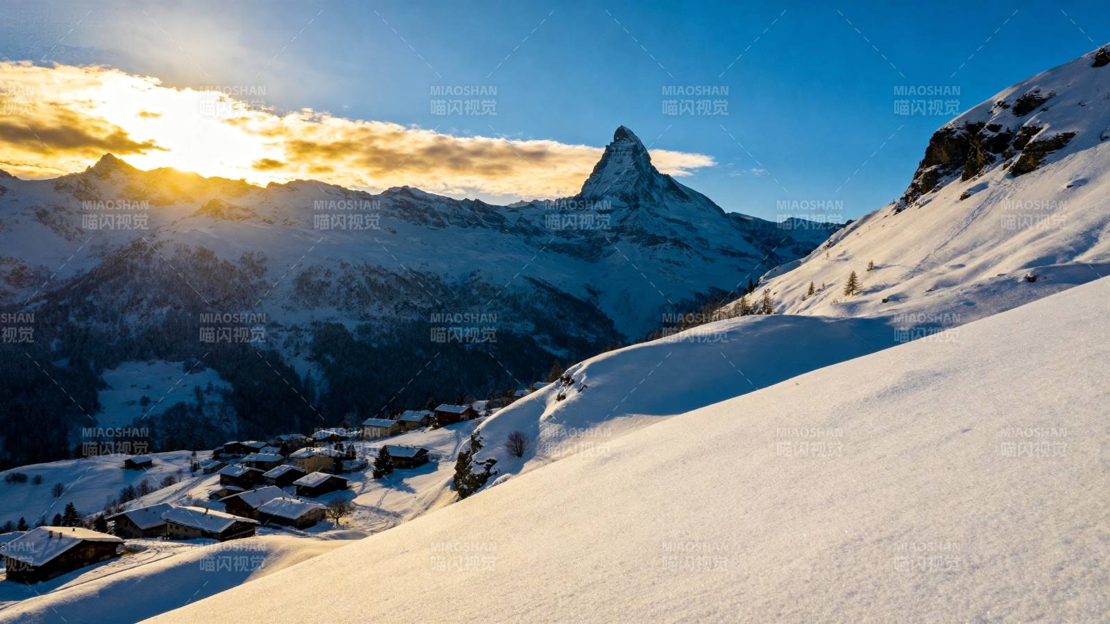 雪山日出美景图片