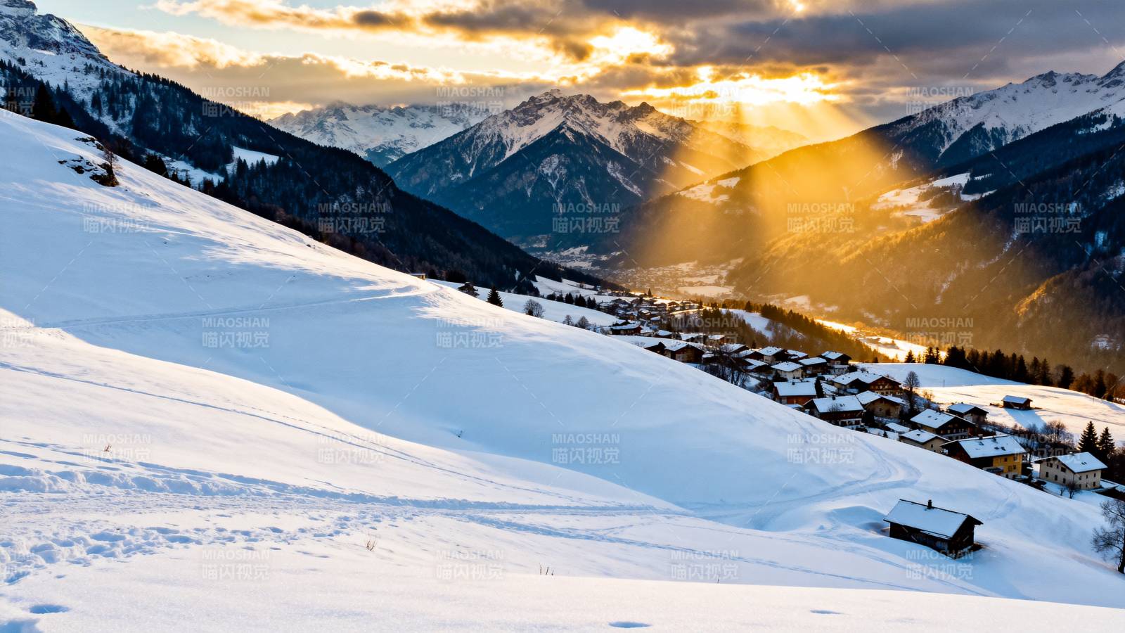 雪岭晨光映山村图片