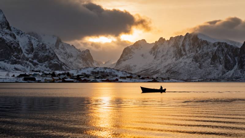 雪峰映日 孤舟泛波图片