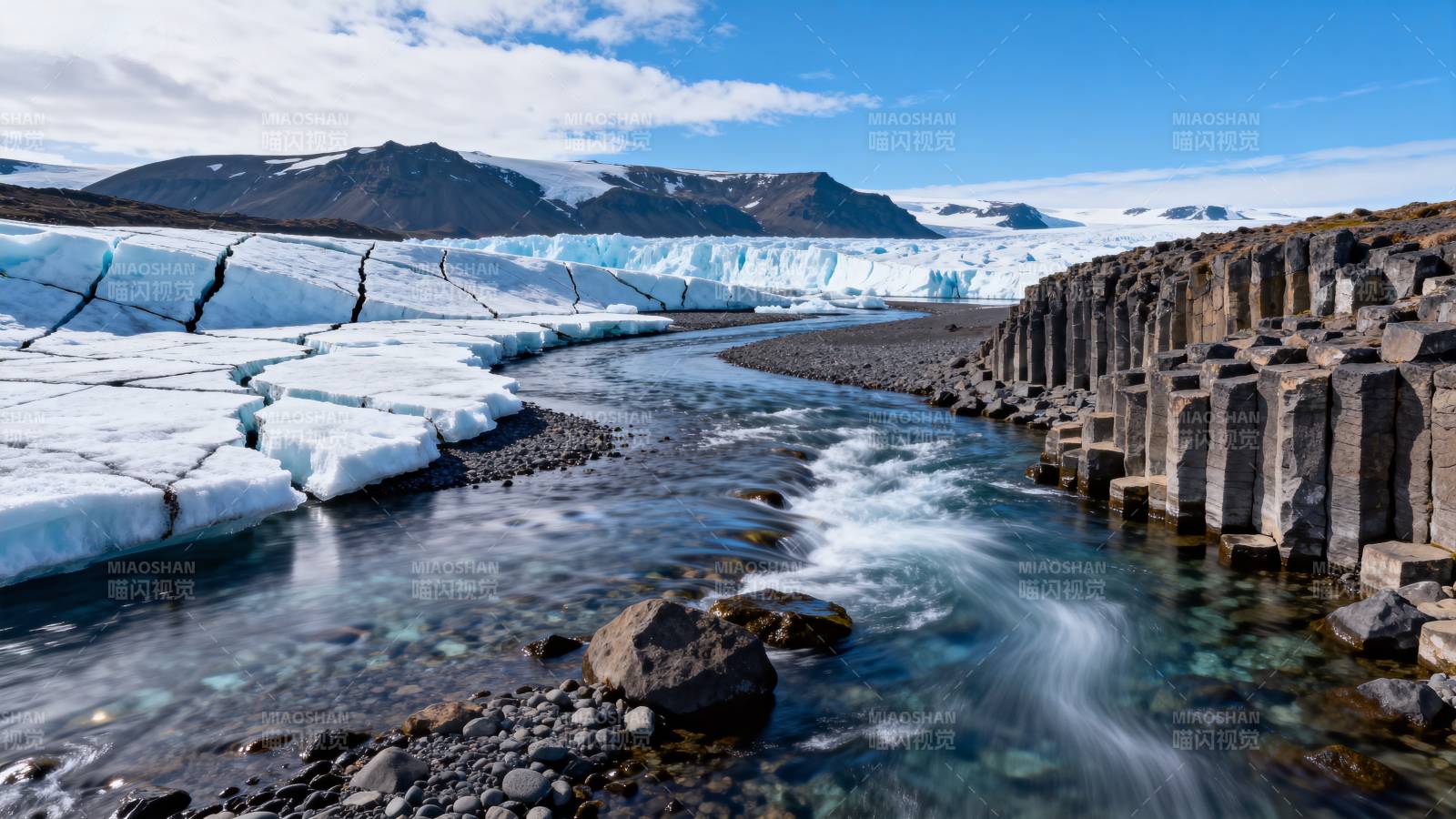 冰川溪流与柱状岩图片