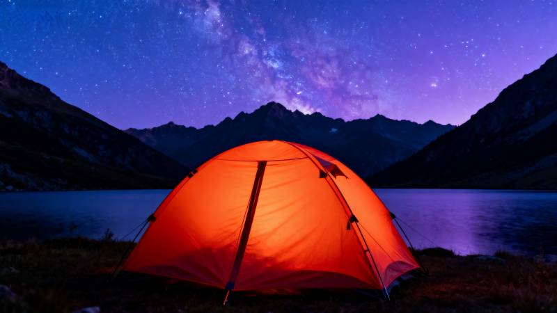 星空下湖畔露营帐篷夜景图片