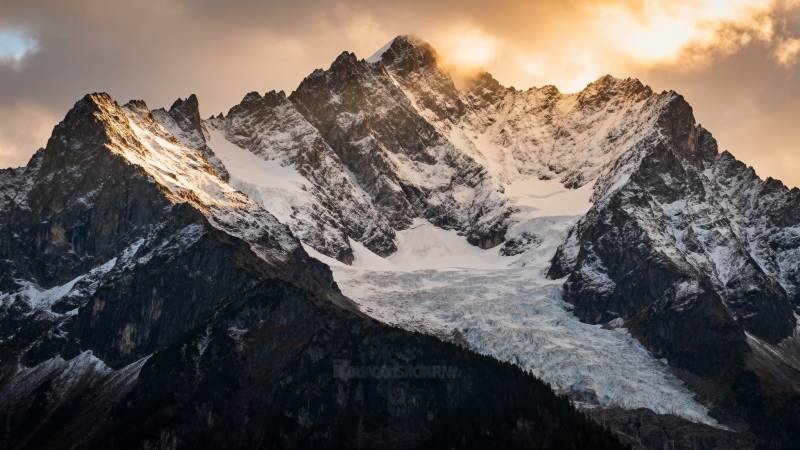 雪山日出壮丽景色图片