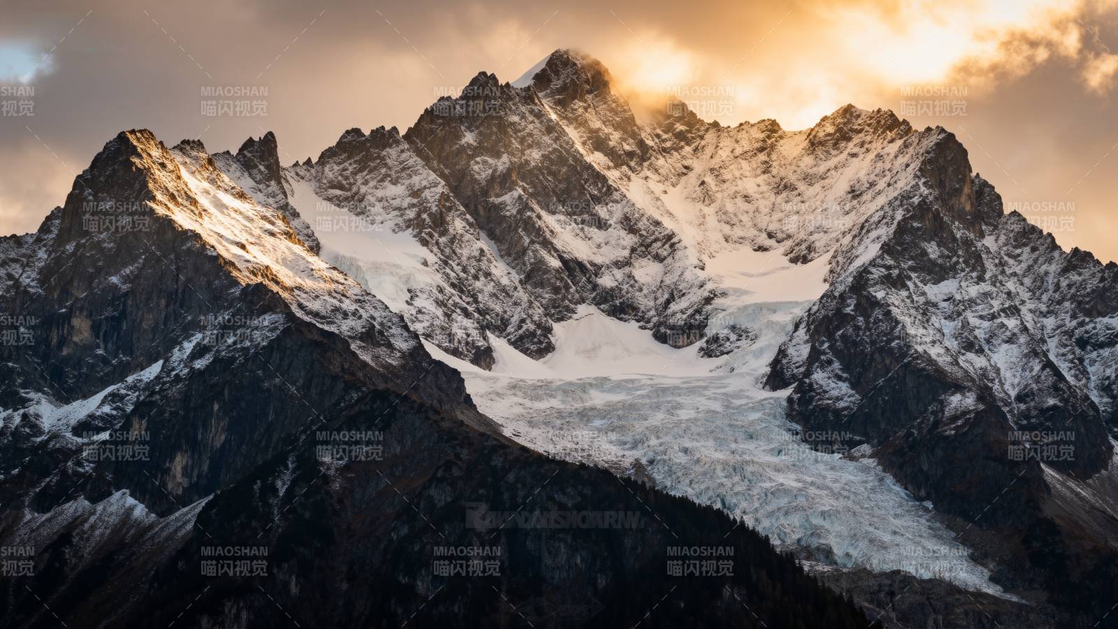 雪山日出壮丽景色图片