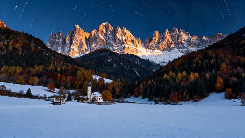 雪山秋夜星轨图图片