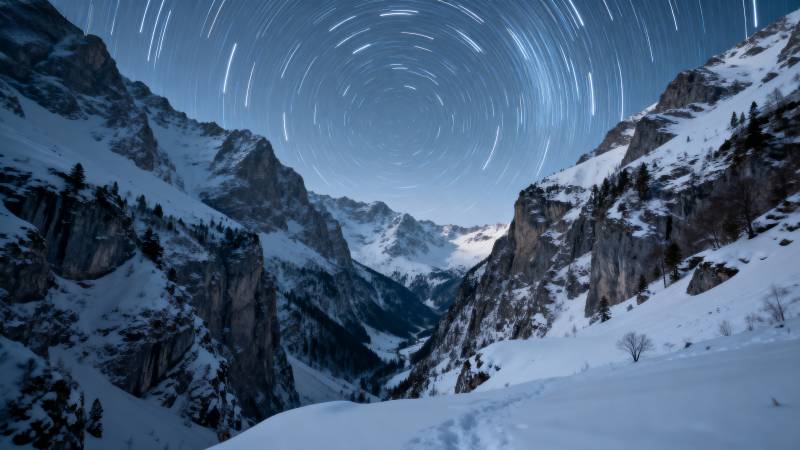 雪山星轨夜景图片