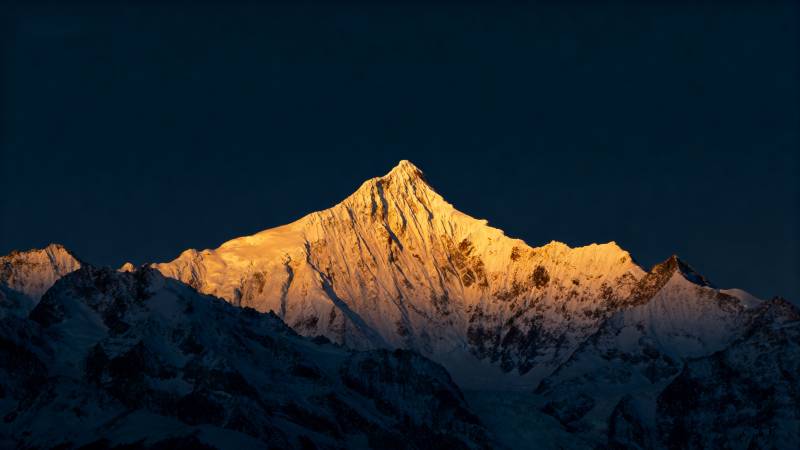 雪山之巅 晨光初照图片