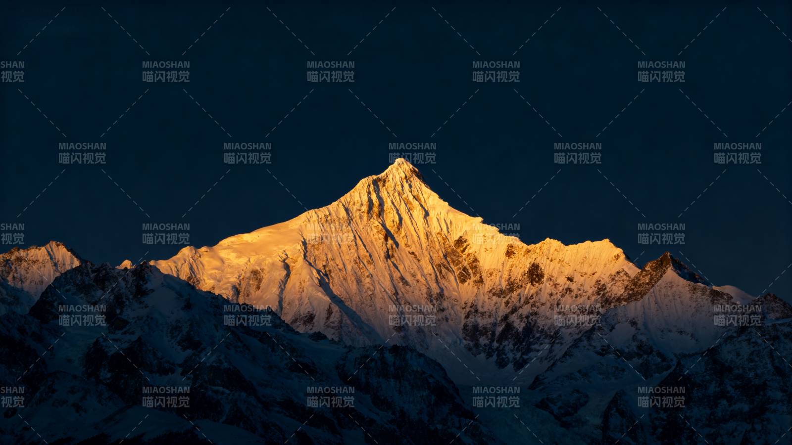 雪山之巅 晨光初照图片