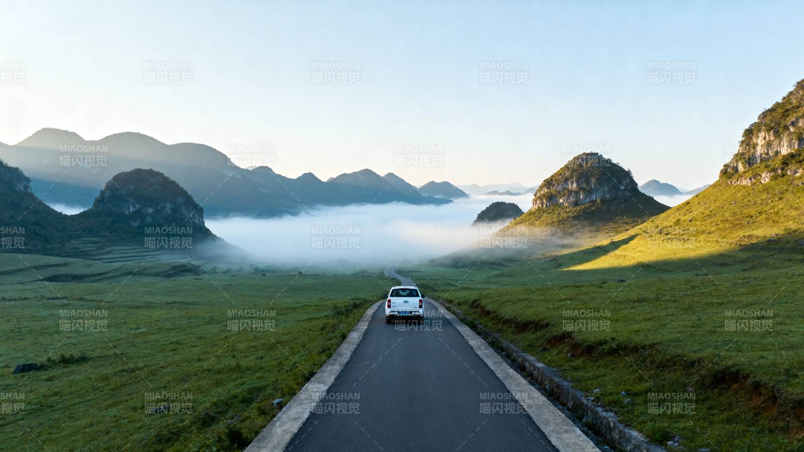 山间雾路行图片