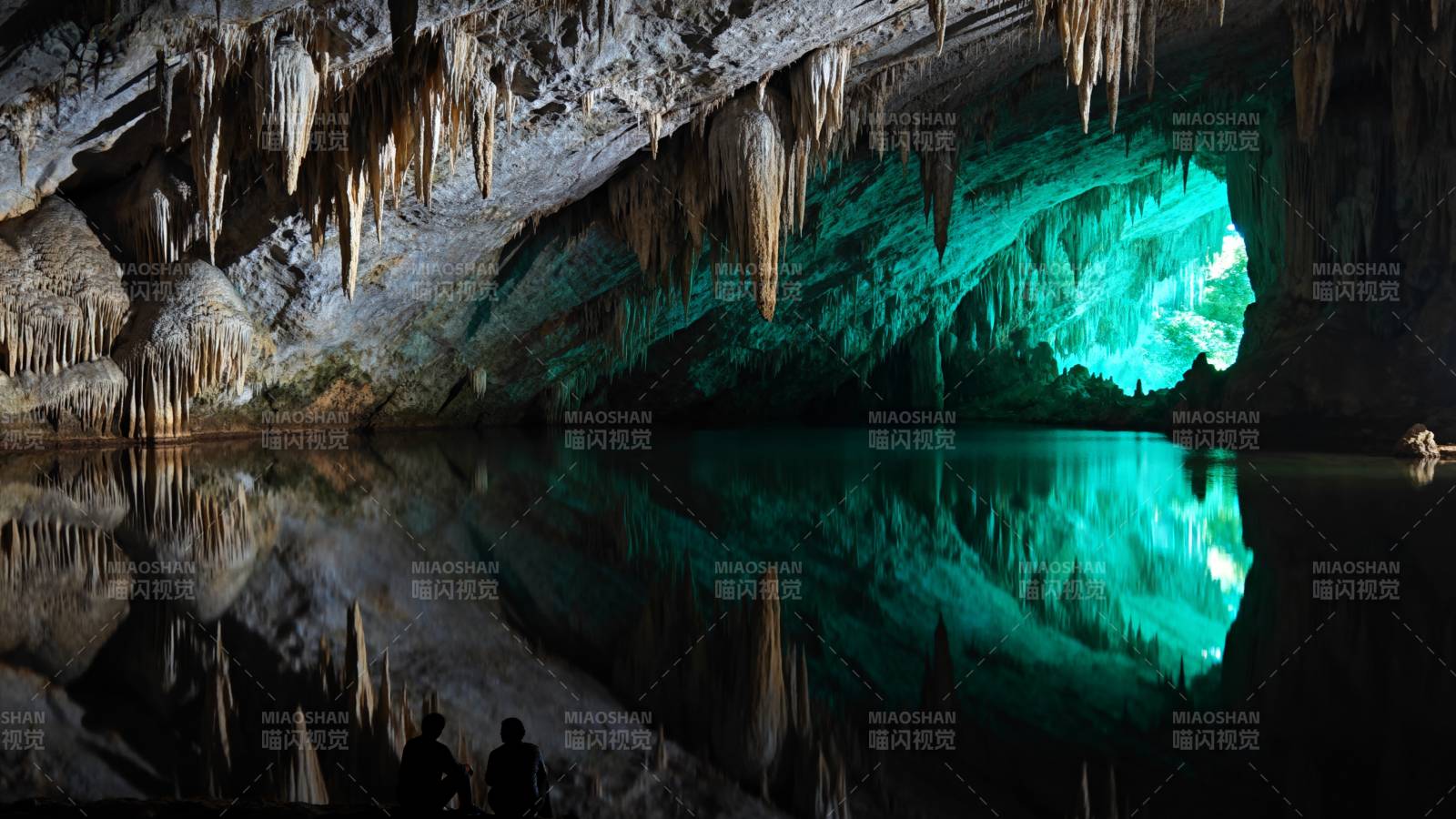 洞穴碧水映奇景图片