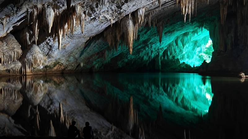 洞穴碧水映奇景图片