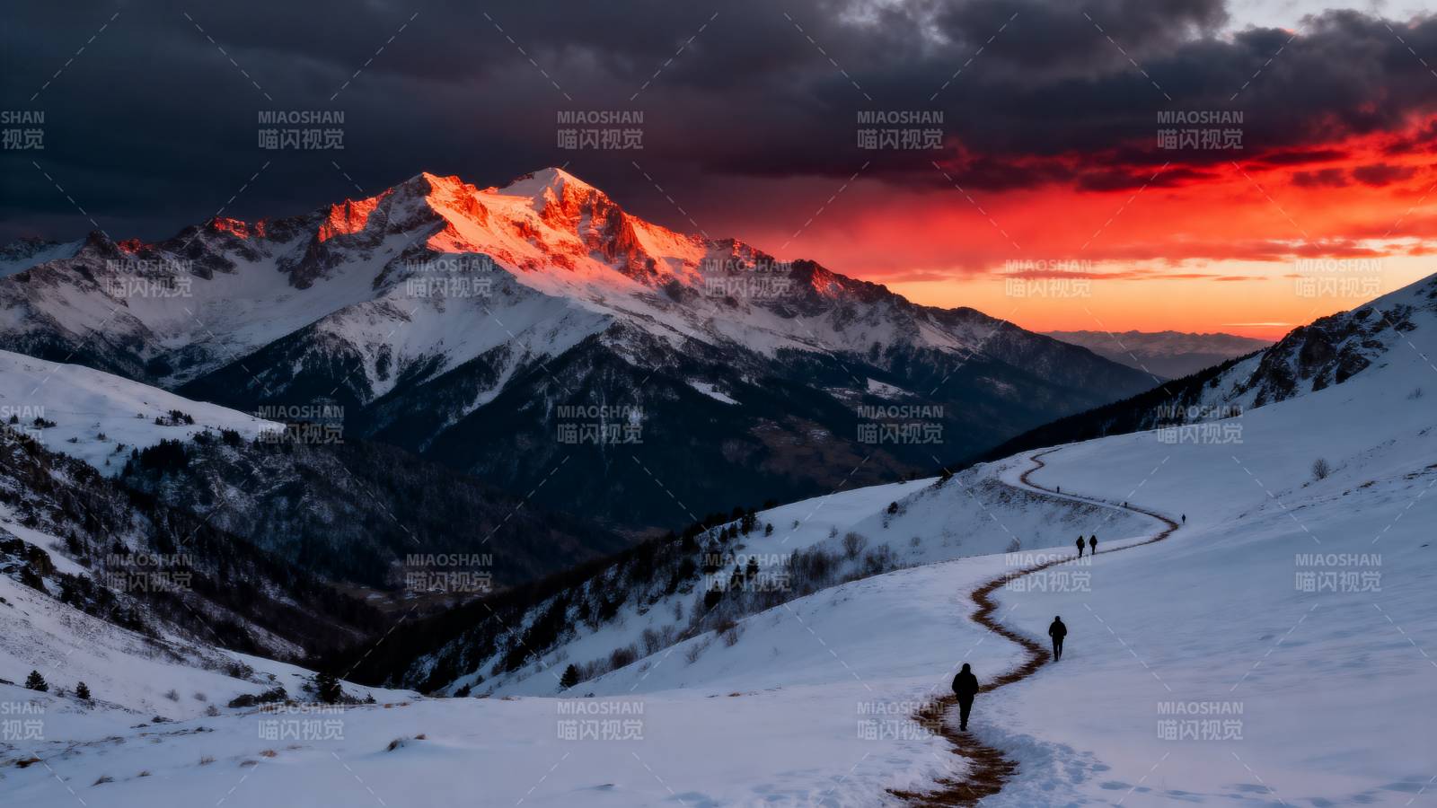 雪峰日出 徒步者行图片