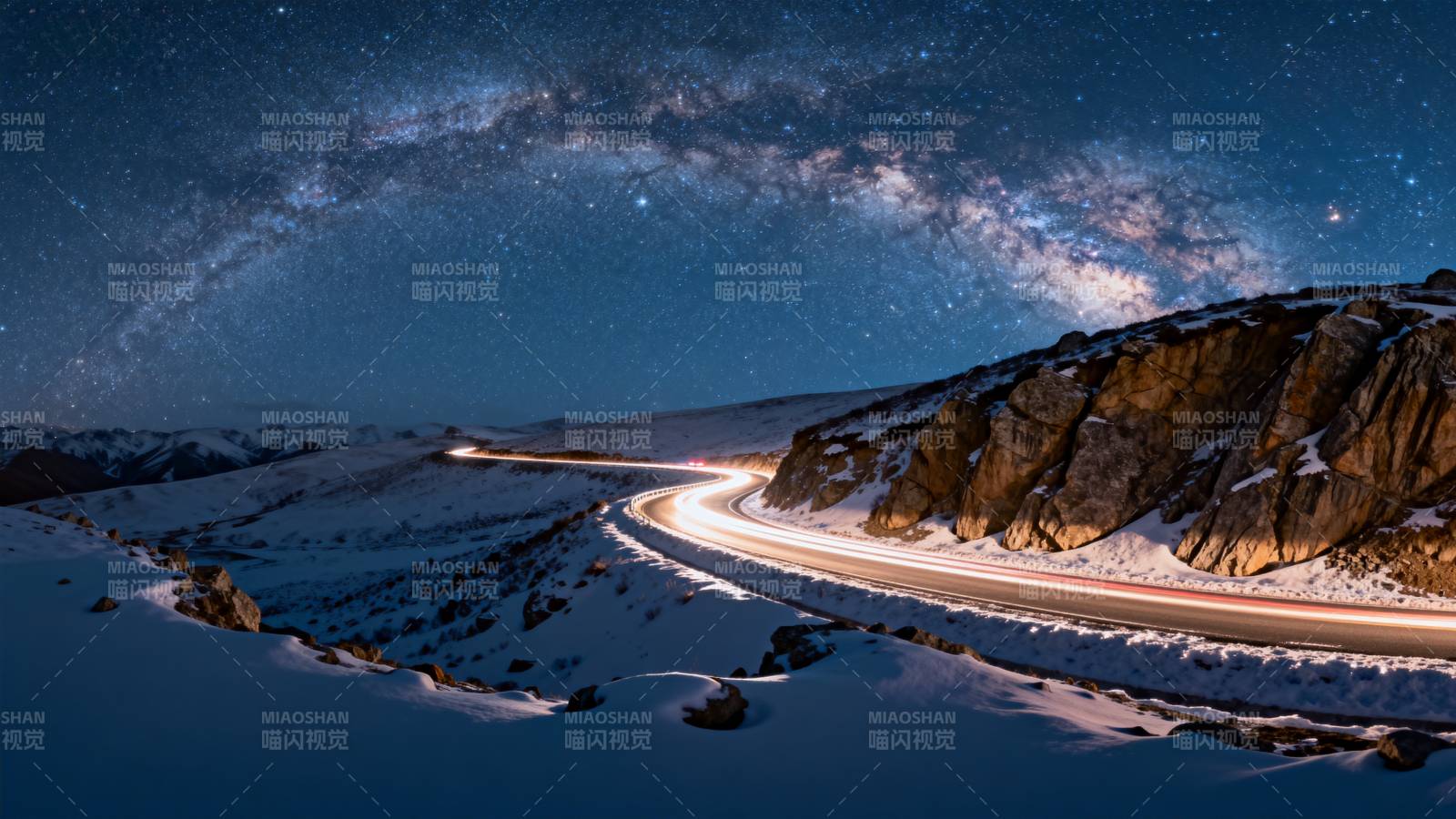 星河雪路夜景图片