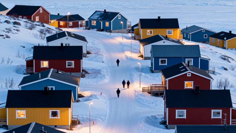 雪夜小镇灯火温暖图片