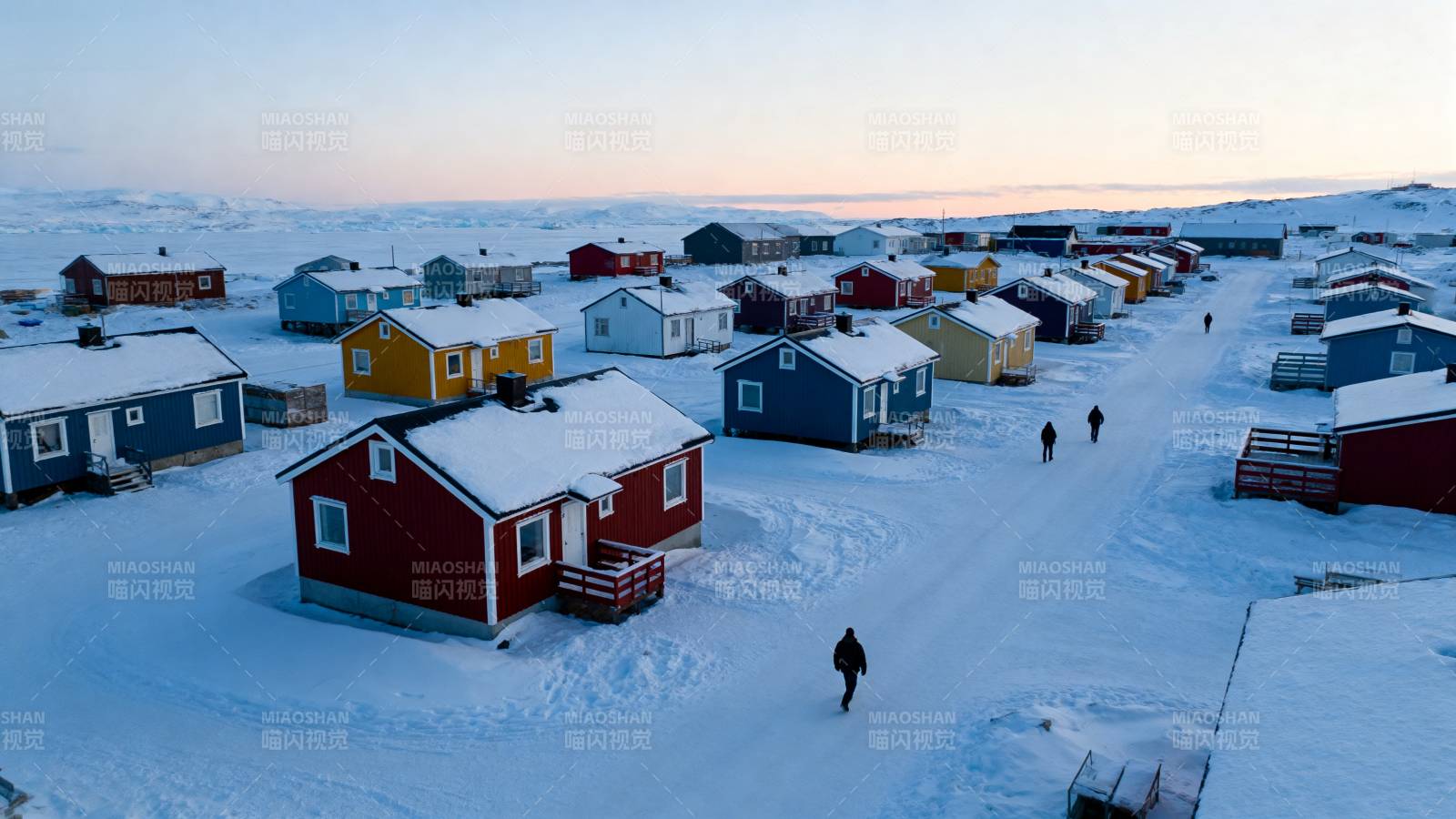 雪地小镇晨曦图片