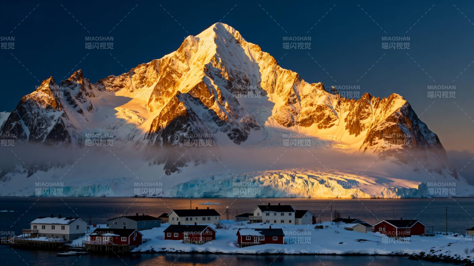 雪山映照小镇图片