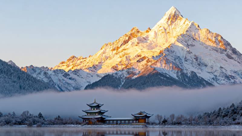 雪山映湖亭图片