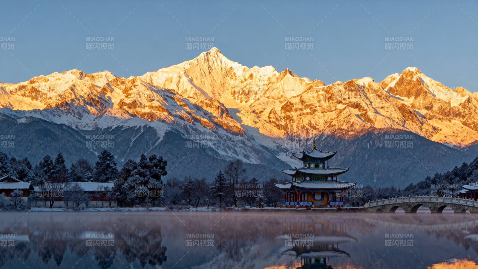 雪山映湖亭图片