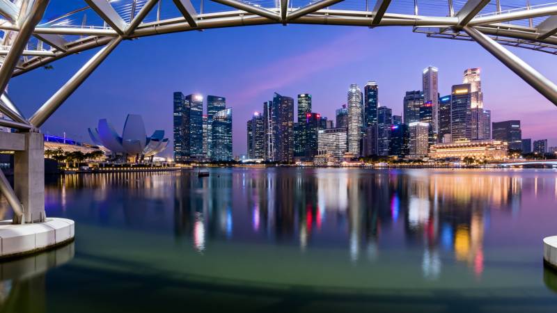 城市夜景倒影图片