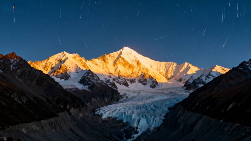 雪山冰川夜空星轨壮丽景观图片