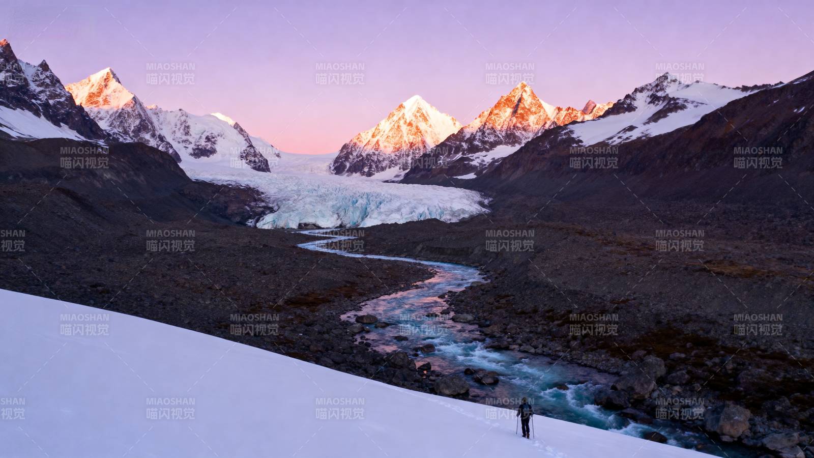 雪山晨曦行者图片