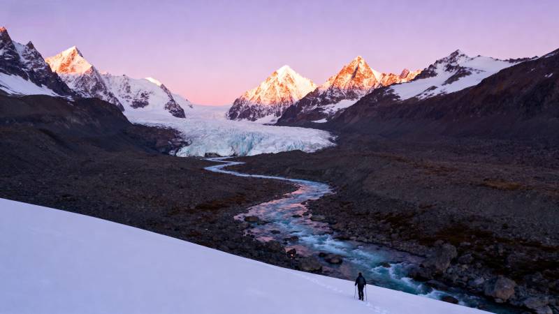 雪山晨曦行者图片