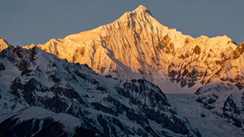 雪山日出壮丽景色图片