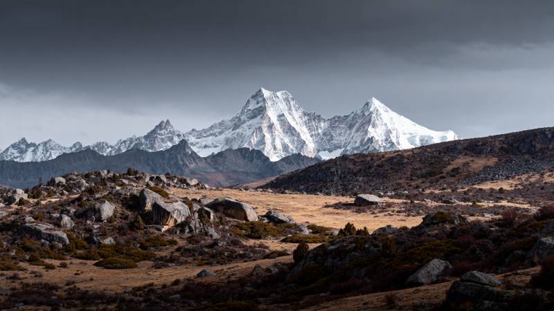 雪山巍峨 荒原静谧图片